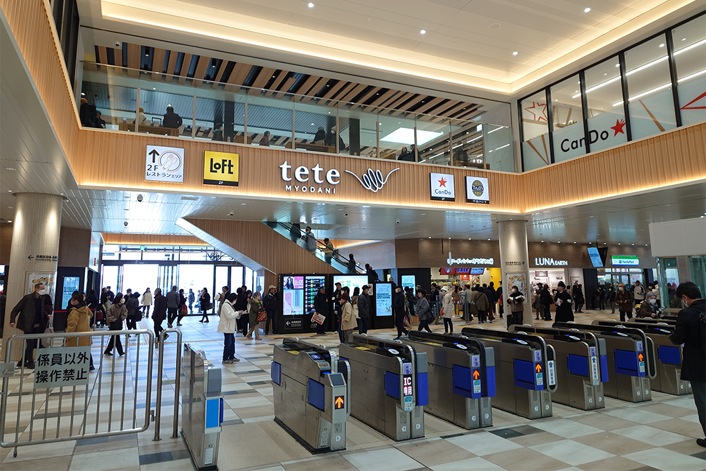 名谷駅ビルの駅改札の写真です。