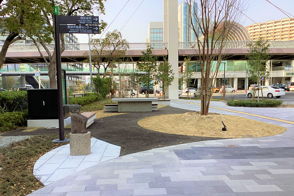 西神中央駅の西側駅前広場にある滞留空間の写真です。